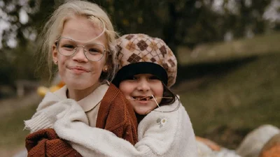 С осенним настроением: Мирошниченко порадовала поклонников теплыми объятиями дочерей на уютных фото