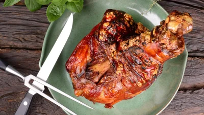 Тане в роті: соковита рулька, запечена в пиві