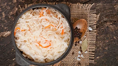 Время квасить: лучшие рецепты хрустящей квашеной капусты