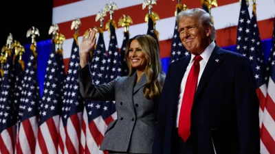 Старое платье от Dior и серый деловой костюм - два образа, которые Мелания Трамп сменила в день выборов