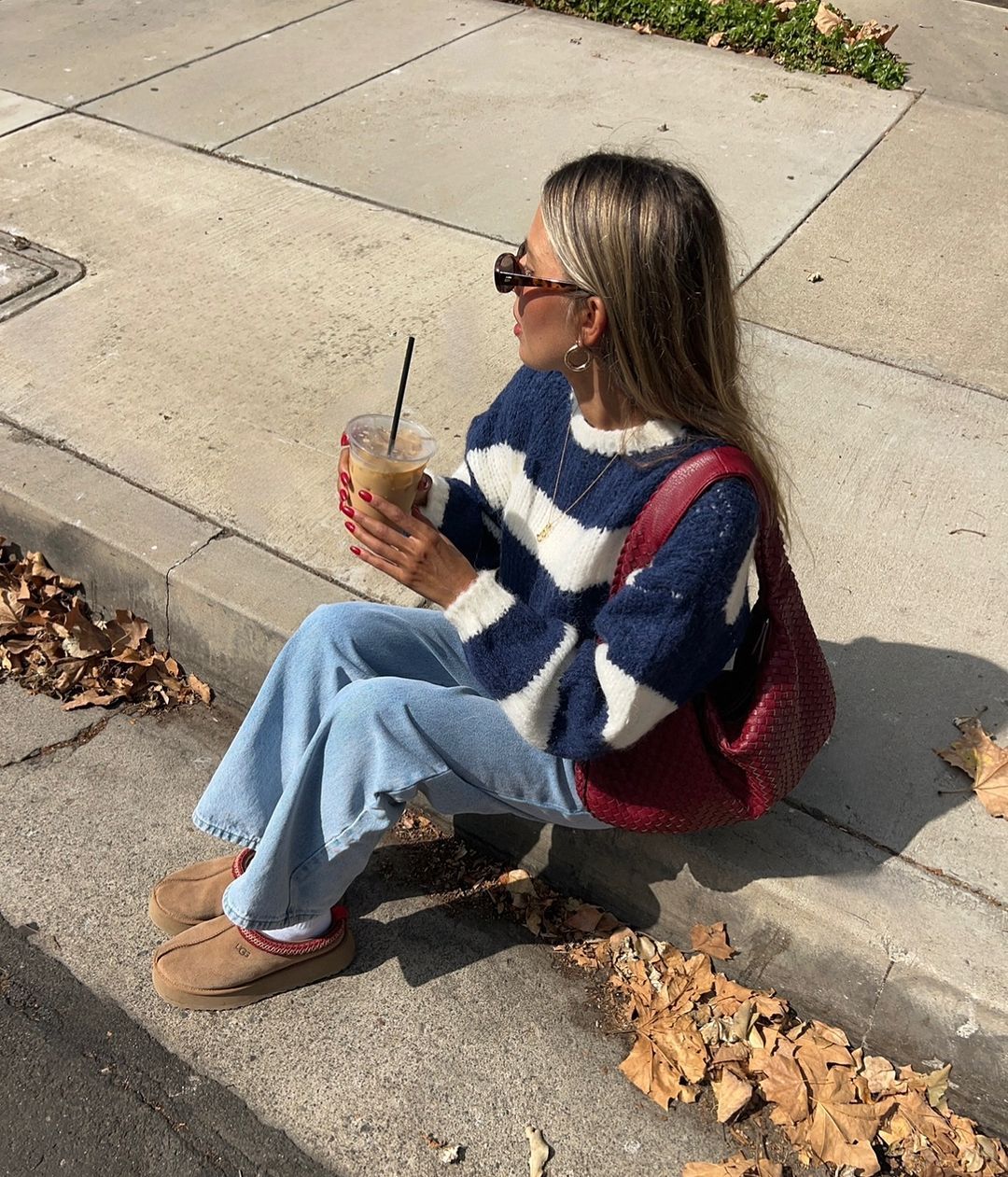 Уггі з вишивкою -  модний взуттєвий фаворит серед зірок цього сезону - фото 656648