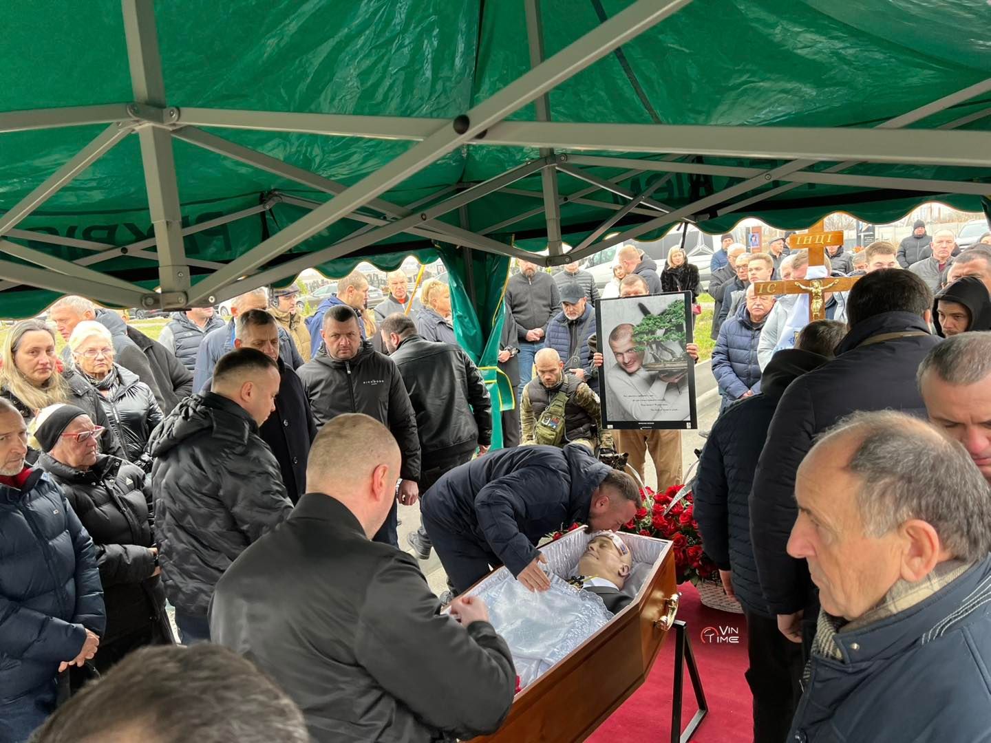 Вячеслава Узелкова похоронили в Виннице — дети спортсмена пришли попрощаться с отцом - 657268 Вячеслава Узелкова похоронили в Виннице — дети спортсмена пришли попрощаться с отцом - фото 657268