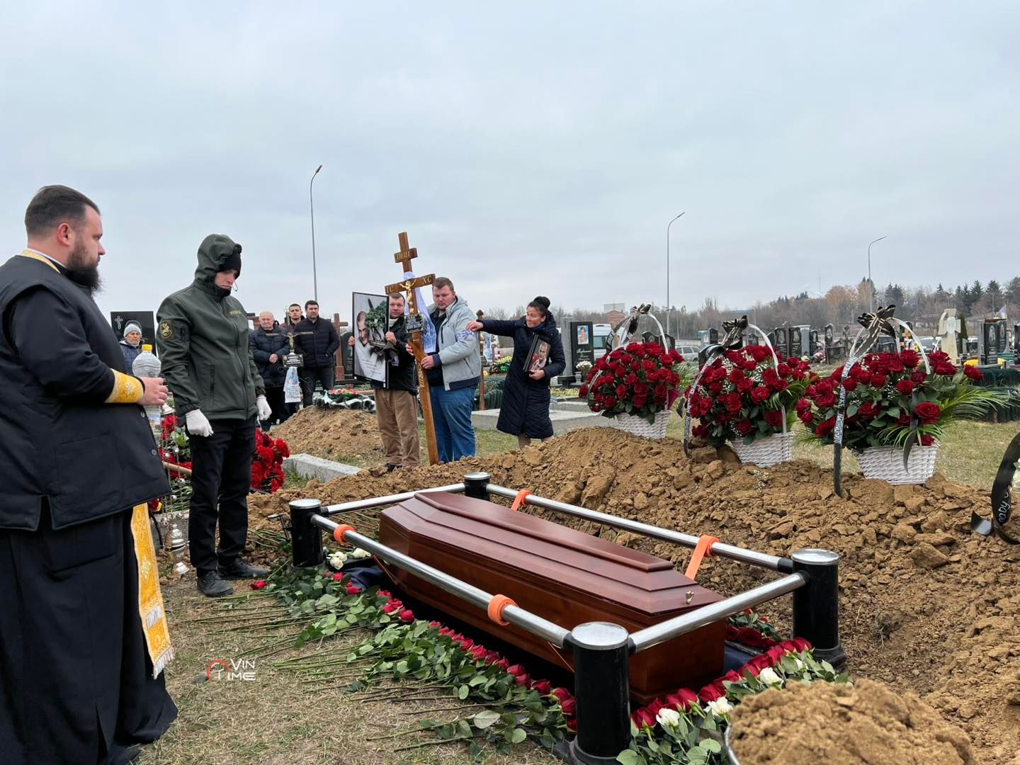 Вячеслава Узелкова похоронили в Виннице — дети спортсмена пришли попрощаться с отцом - 657269 Вячеслава Узелкова похоронили в Виннице — дети спортсмена пришли попрощаться с отцом - фото 657269
