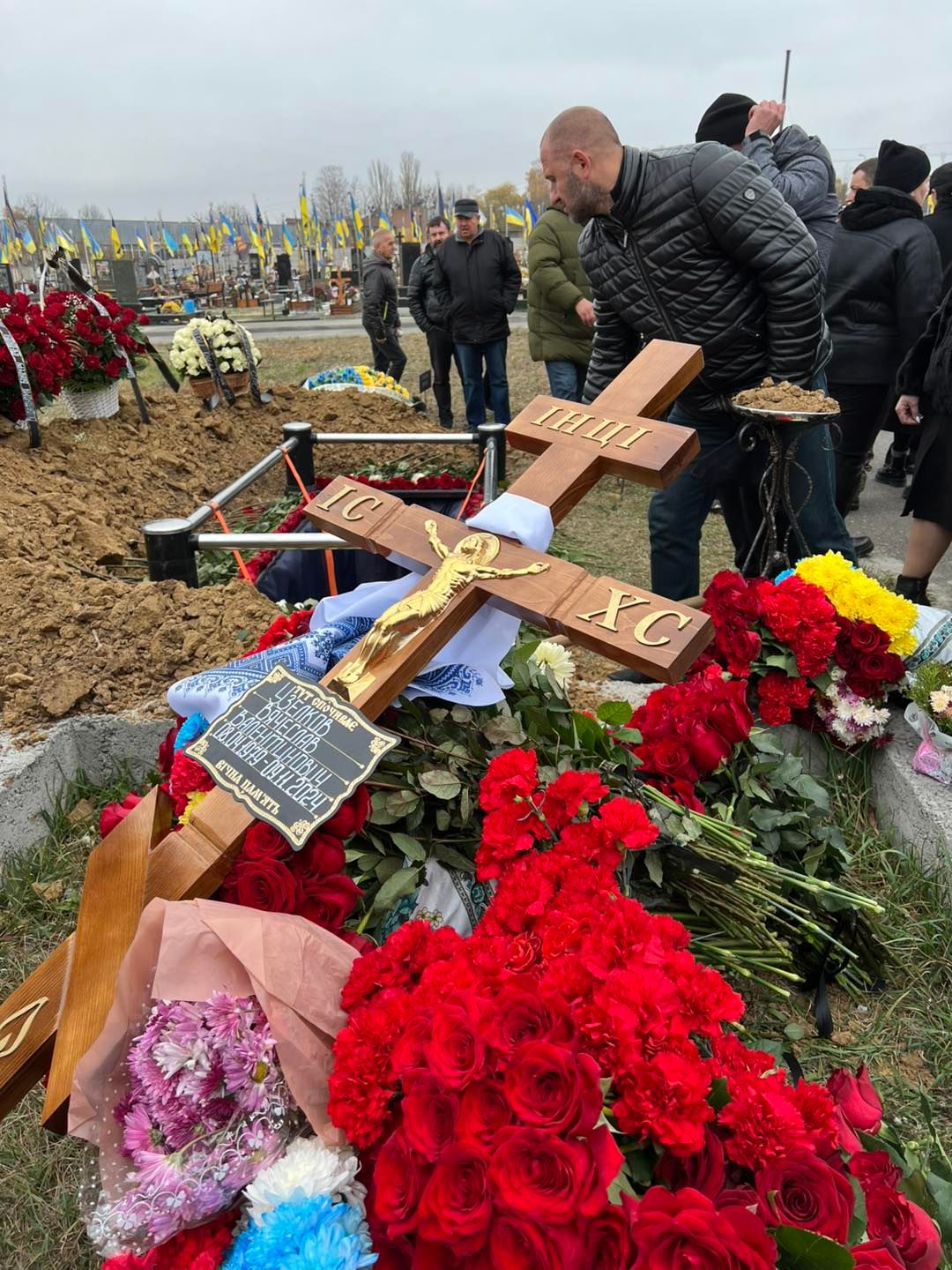 Вячеслава Узелкова похоронили в Виннице — дети спортсмена пришли попрощаться с отцом - 657271 Вячеслава Узелкова похоронили в Виннице — дети спортсмена пришли попрощаться с отцом - фото 657271