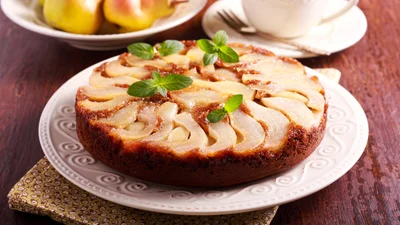 Грушева шарлотка – найкращий десерт з осіннім настроєм