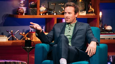 Арми Хаммер, которого обвиняли в каннибализме, получил от мамы на день рождения мужскую стерилизацию