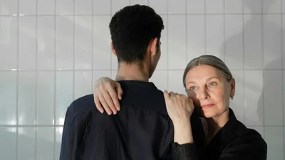 Коли твій коханий - мамин синок: зверни увагу на ці "червоні прапорці"