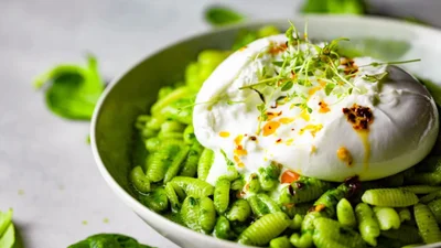 Зеленая паста с буратой от Миши Кацурина, которая поразит своим одновременно нежным и насыщенным вкусом