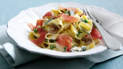 Готово за 30 минут: рецепт салата с блинами и ветчиной