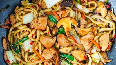 Щось на пікантному: удон з куркою та овочами на вечерю