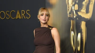 Беременная Дженнифер Лоуренс показала животик в элегантном платье – поклонники отреагировали