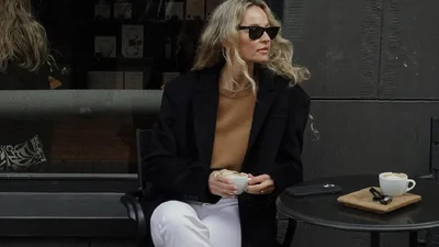 Секрети француженок: 5 розкішних способів стилізувати класичний светр взимку