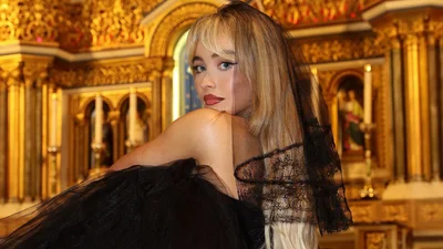 Сабріна Карпентер зняла кліп в церкві й ось що сталося зі священником, який це дозволив