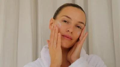 Викликає почервоніння і зморшки: цю помилку при нанесенні крему роблять усі