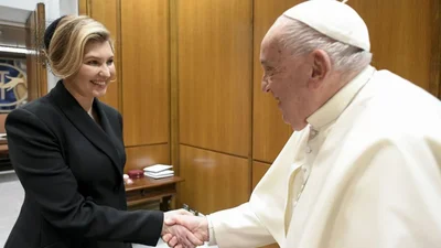Елена Зеленская в шляпке от Baginskiy встретилась с Папой Римским в Ватикане