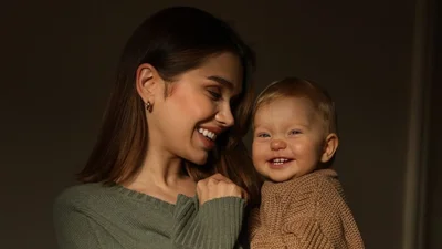 Первые шаги и первый праздничный торт: Саша Бо очаровала нежным видео своей дочери, которой исполнился год