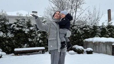 Як малі діти: зірки показали, як тішилися першому снігу в Києві