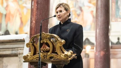 Елена Зеленская в черном костюме зажгла свечу перед чудодейственной иконой в Италии
