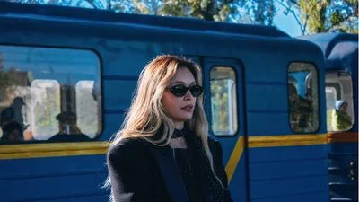 У метро, на Хрещатику та Рейтарській: VIRA представила новий атмосферний кліп на пісню "Все мине"