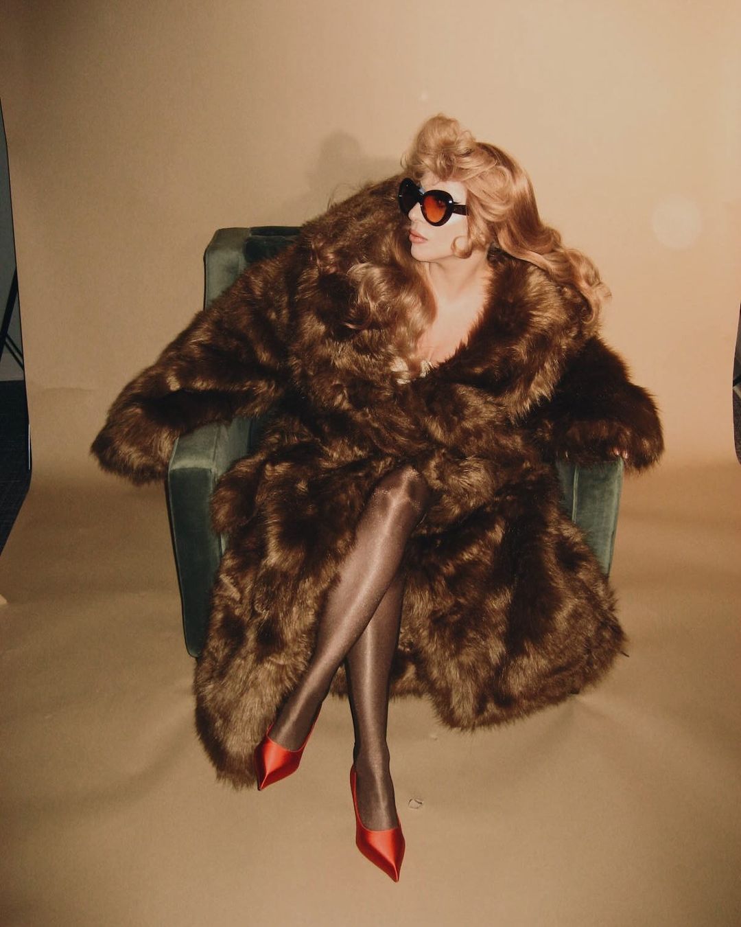 В стиле 70-х: украинский фотограф запечатлела эпатажную Lady Gaga - 660888 В стиле 70-х: украинский фотограф запечатлела эпатажную Lady Gaga - фото 660888