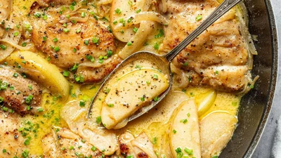 Ідеальна вечеря: запікаємо куряче філе з яблуками