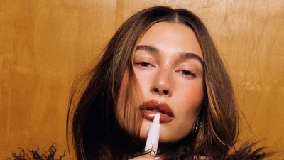 Це соковите комбо для губ від Гейлі Бібер стане хітом серед модниць цієї зими