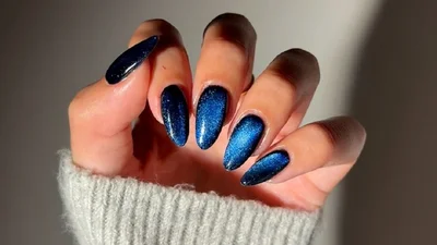 Синій манікюр з сяйвом - ідеальний вибір для святкового образу на Новий рік 2025