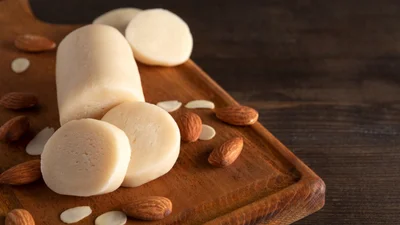 Різдво на носі: легкий рецепт марципана для штолена