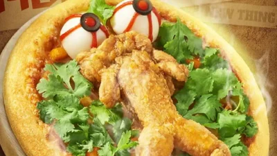 Такого ти ще не бачила: у Китаї подають піцу з величезною жабою