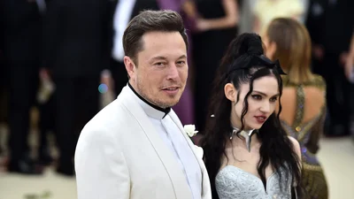 Ілон Маск продовжує знущатися з мами своїх дітей