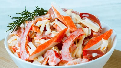 Альтернатива банальным "Крабовым палочкам" - пикантный салат "Красное море"