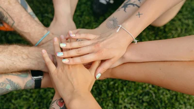 Сила добрих справ: креативні привітання до Міжнародного дня волонтерів