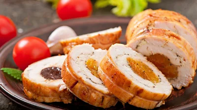Куриные рулетики с сухофруктами - вкусности на зимние праздники, которые стоит приготовить