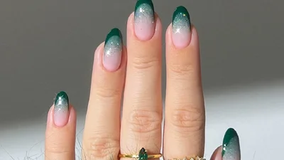 Манікюр грудня 2024: стильні ідеї для створення зимової атмосфери