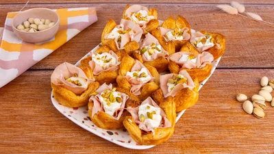 Быстрые закуски на Новый год: рецепт корзиночек из слоеного теста