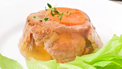 Застывает без желатина: готовим нежный холодец из индейки