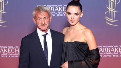 В центре обсуждений: 64-летний Шон Пенн поразил появлением на кинофестивале вместе с возлюбленной, младшей на 34 года