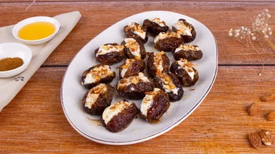 Изысканная закуска к праздникам: рецепт фаршированных фиников