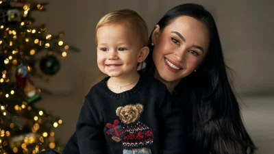 Блогерка Таня Парфільєва засипала мережу фото, як із сином прикрасила новорічну ялинку