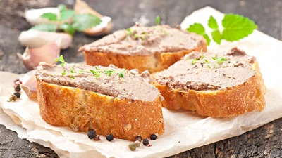 Ідеально до святкового столу чи обіднього чаю: ніжний паштет із курячої печінки