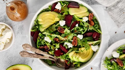 Салат з буряком і авокадо – рецепт з цікавим інгредієнтом