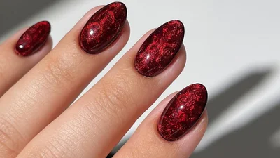 Вишневий манікюр 'котяче око': трендовий вибір цієї зими, який підкорив серця модниць