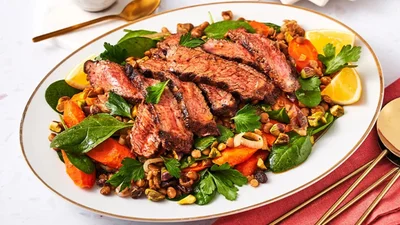 Цікавий новорічний салат з яловичиною – доведеться ділитися рецептом