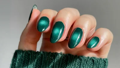 Манікюр у стилі Зеленої Дерев'яної Змії: 15 трендових дизайнів у головному кольорі Нового року 2025