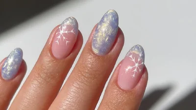 Манікюр на Різдво та Новий рік 2025: легкий і вишуканий дизайн зі сніжинками до свят