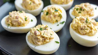 Фаршированные яйца: оригинальные закуски на Новый год, которые готовятся мгновенно