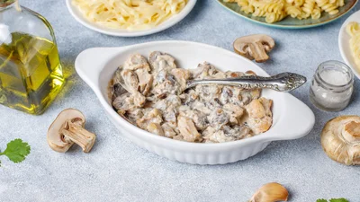 Тушим пикантные грибочки в нежном сметанном соусе