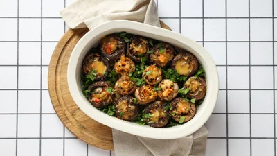 Фаршированные шампиньоны - легкая и изысканная закуска для любого события
