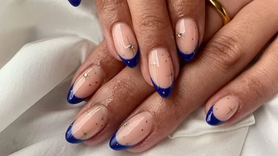 Опівнічний синій: найтрендовіший колір нігтів для новорічного манікюру