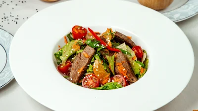 Теплый салат с телятиной и карамелизированным перцем: идеальный для ужина или праздника